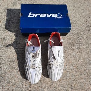Brava Soccer Mens US Size 11 volt 2 shoes w/ box